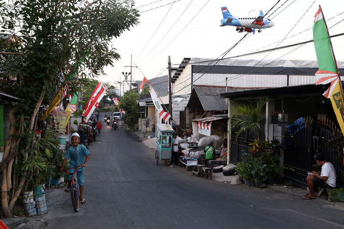 Suasana aktifitas masyakat di kawasan Kedung Baruk, salah satu kampung yang pernah menjadi epicentrum Covid-19 di Surabaya, Jawa Timur, Rabu (1/9/2021).