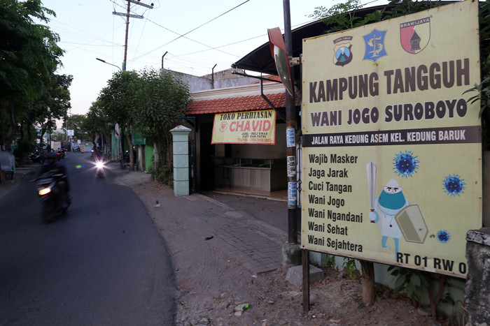 Suasana aktifitas masyakat di kawasan Kedung Baruk, salah satu kampung yang pernah menjadi epicentrum Covid-19 di Surabaya, Jawa Timur, Rabu (1/9/2021).