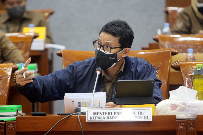Menparekraf Sandiaga Salahuddin Uno didampingi Wakil Menteri Angela Tanoesoedibjo mengikuti Raker dengan Komisi X di Kompleks Parlemen Senayan, Rabu (1/9/2021).