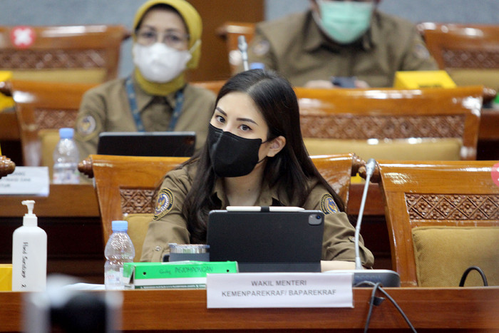 Menparekraf Sandiaga Salahuddin Uno didampingi Wakil Menteri Angela Tanoesoedibjo mengikuti Raker dengan Komisi X di Kompleks Parlemen Senayan, Rabu (1/9/2021).