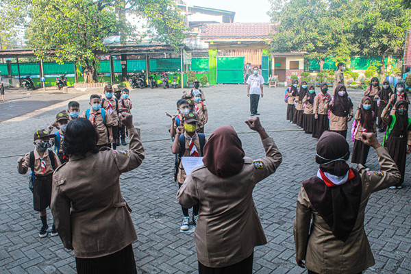 Seorang Guru menerangkan materi pembelajaran kepada murid secara tatap muka terbatas di SDN Semper Barat 01 Pagi, Jakarta, Rabu (1/9/2021).