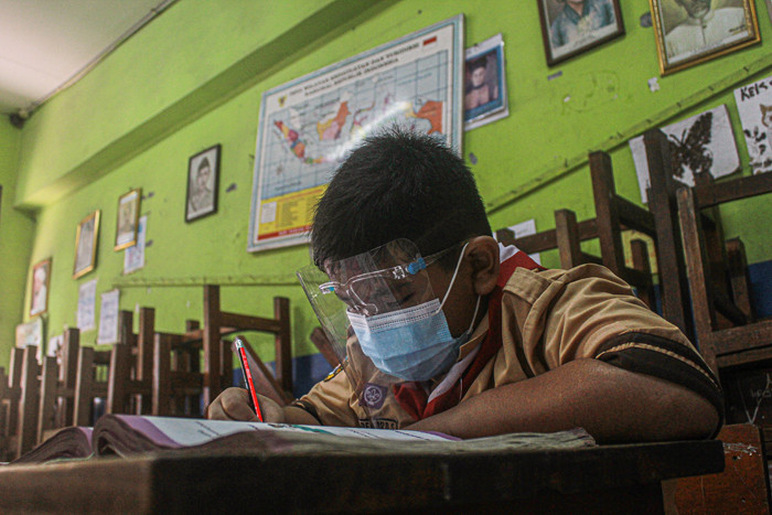 Seorang Guru menerangkan materi pembelajaran kepada murid secara tatap muka terbatas di SDN Semper Barat 01 Pagi, Jakarta, Rabu (1/9/2021).