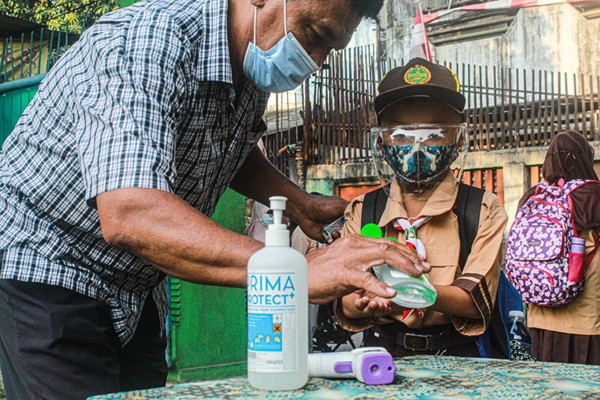 Seorang Guru menerangkan materi pembelajaran kepada murid secara tatap muka terbatas di SDN Semper Barat 01 Pagi, Jakarta, Rabu (1/9/2021).