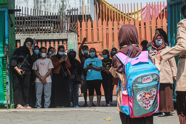 Seorang Guru menerangkan materi pembelajaran kepada murid secara tatap muka terbatas di SDN Semper Barat 01 Pagi, Jakarta, Rabu (1/9/2021).
