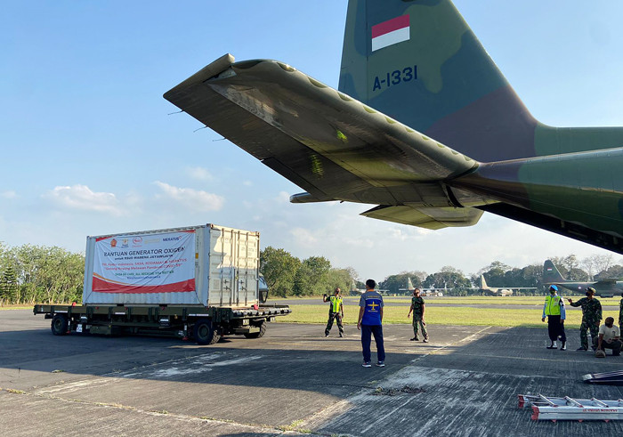 Tentara Nasional Indonesia (TNI) mengirimkan bantuan satu unit oxygen generator untuk RSUD Wamena, Kabupaten Jayawijaya, Papua Barat.