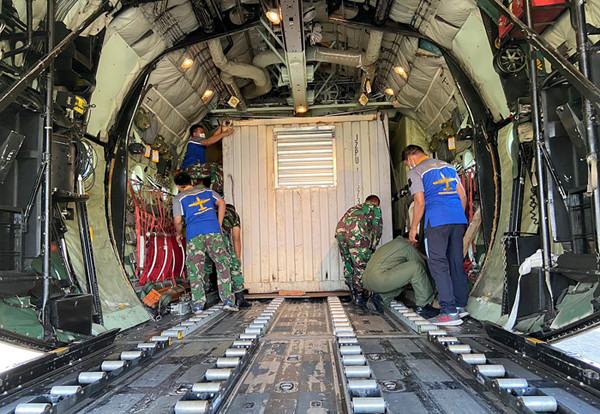 Tentara Nasional Indonesia (TNI) mengirimkan bantuan satu unit oxygen generator untuk RSUD Wamena, Kabupaten Jayawijaya, Papua Barat.
