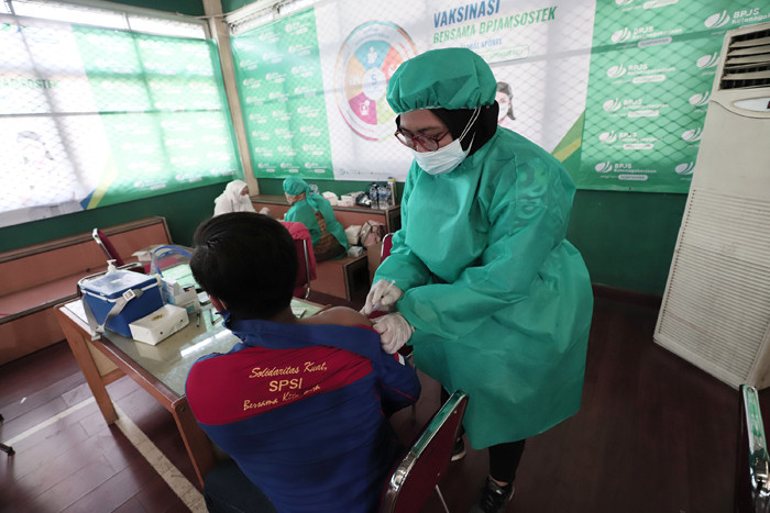 Pelaksanaan vaksinasi yang digelar BP Jamsostek di Tangerang, Rabu (1/9/2021).