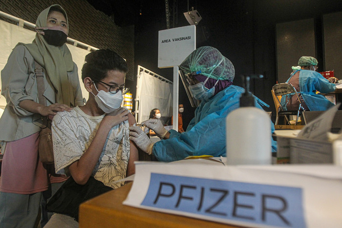 Vaksinator saat menyuntikan vaksin Covid-19 jenis Pfizer kepada warga di Cilandak Town Square, Jakarta Selatan, Rabu (1/9/2021).