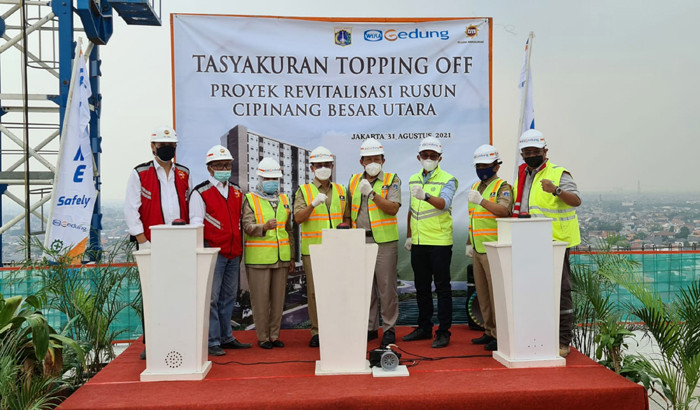 Topping Off proyek Revitalisasi Rusun Cipinang Besar Utara (Cibesut), Jakarta Timur, Selasa, (31/8/2021).