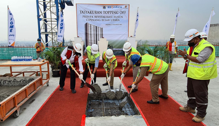 Topping Off proyek Revitalisasi Rusun Cipinang Besar Utara (Cibesut), Jakarta Timur, Selasa, (31/8/2021).