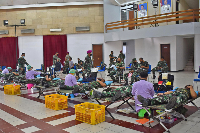 Pelaksanaan donor darah di Gedung Edianto Balai Prajurit Kesatrian Marinir R Suhadi Gedangan, Sidoarjo, Jawa Timur, Kamis (2/9/2021).