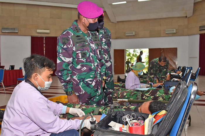 Pelaksanaan donor darah di Gedung Edianto Balai Prajurit Kesatrian Marinir R Suhadi Gedangan, Sidoarjo, Jawa Timur, Kamis (2/9/2021).