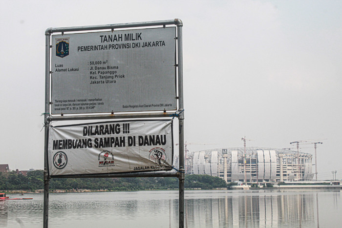 Sejumlah warga terlihat sedang melakukan aktivitas seperti memancing hingga sekadar menikmati suasana di kawasan Danau Cincin, Jakarta Utara, Kamis (2/9/2021).