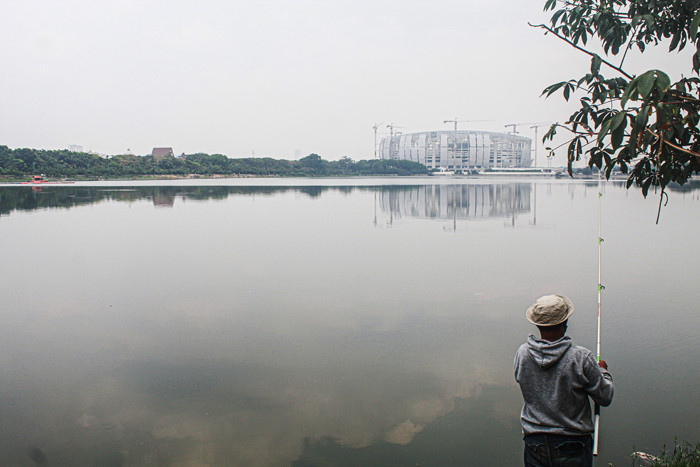 Sejumlah warga terlihat sedang melakukan aktivitas seperti memancing hingga sekadar menikmati suasana di kawasan Danau Cincin, Jakarta Utara, Kamis (2/9/2021).