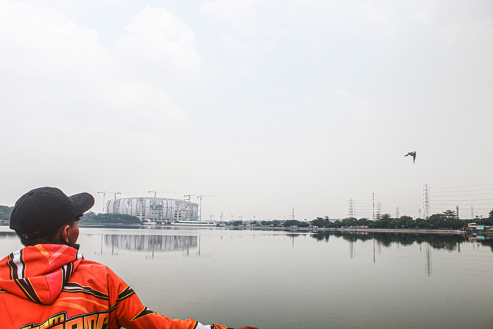 Sejumlah warga terlihat sedang melakukan aktivitas seperti memancing hingga sekadar menikmati suasana di kawasan Danau Cincin, Jakarta Utara, Kamis (2/9/2021).