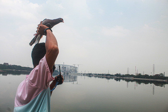Sejumlah warga terlihat sedang melakukan aktivitas seperti memancing hingga sekadar menikmati suasana di kawasan Danau Cincin, Jakarta Utara, Kamis (2/9/2021).