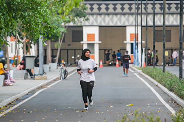 Warga berolahraga di kawasan Jakarta International Velodrome, Rawamangun, Jakarta, Kamis (2/9/2021).
