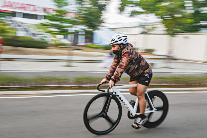 Warga berolahraga di kawasan Jakarta International Velodrome, Rawamangun, Jakarta, Kamis (2/9/2021).