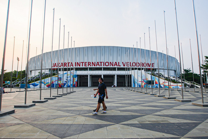 Warga berolahraga di kawasan Jakarta International Velodrome, Rawamangun, Jakarta, Kamis (2/9/2021).