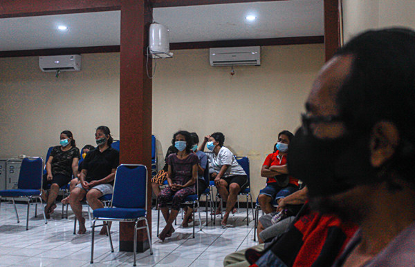 Ketua Umum Gerkindo Yerry Tawalujan membagikan sembako kepada jemaat di Gereja GPKDI, Tangerang, Banten, Jumat (3/9/2021).