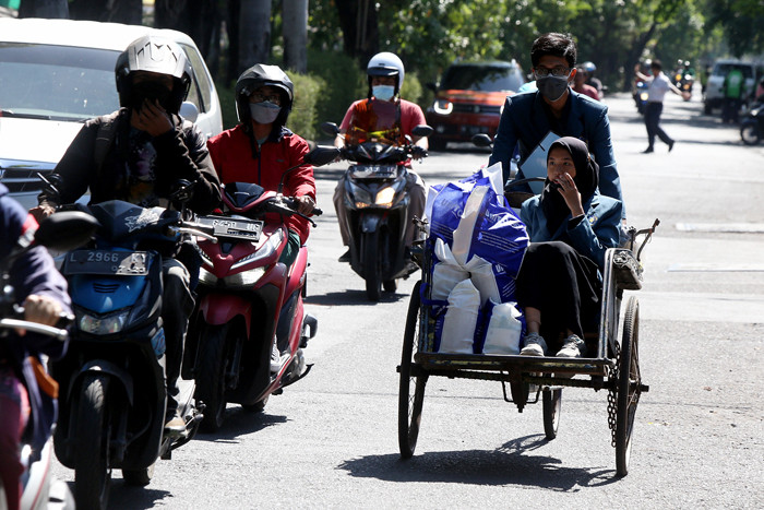 Mahasiswa Baru Universitas Dr Soetomo Surabaya membagikan sembako pada warga kurang mampu di sekitar kampus Unitomo Surabaya, Jawa Timur, Jumat (3/9/2021).