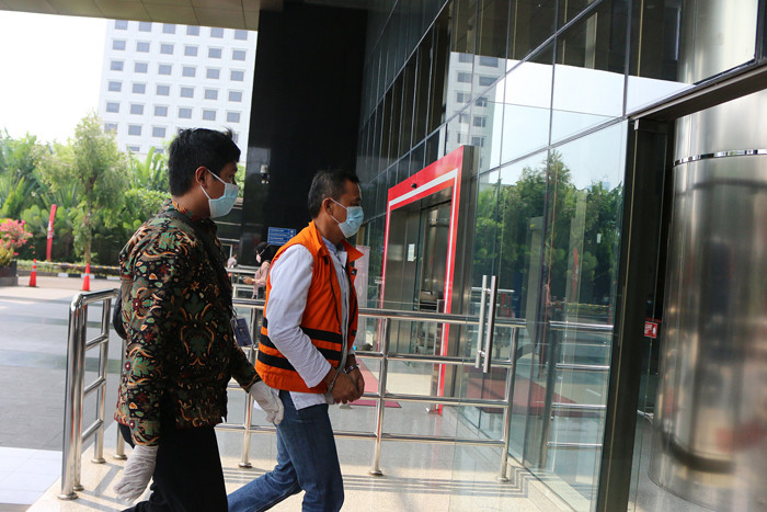 Tersangka Paut Syakarin saat akan menjalani pemeriksaan lanjutan di Gedung KPK, Jakarta, Jumat (3/9/2021).