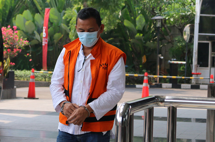 Tersangka Paut Syakarin saat akan menjalani pemeriksaan lanjutan di Gedung KPK, Jakarta, Jumat (3/9/2021).