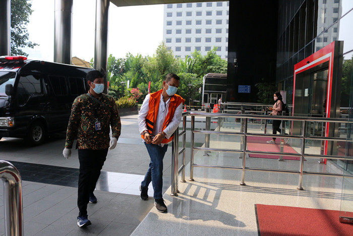 Tersangka Paut Syakarin saat akan menjalani pemeriksaan lanjutan di Gedung KPK, Jakarta, Jumat (3/9/2021).