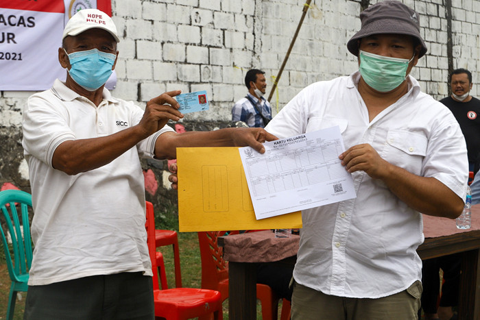 Warga Kebun Sayur menerima data kependudukan berupa Kartu Tanda Penduduk (KTP) dan Kartu Keluarga di Ciracas, Jakarta Timur, Jumat (3/9/2021).