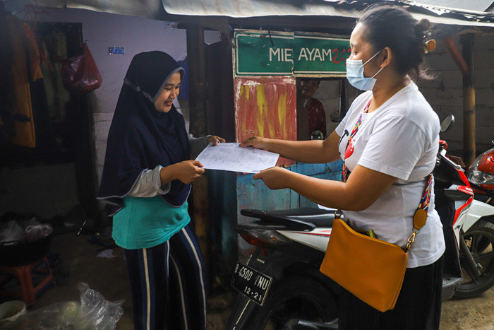 Warga Kebun Sayur menerima data kependudukan berupa Kartu Tanda Penduduk (KTP) dan Kartu Keluarga di Ciracas, Jakarta Timur, Jumat (3/9/2021).