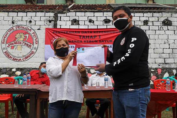 Warga Kebun Sayur menerima data kependudukan berupa Kartu Tanda Penduduk (KTP) dan Kartu Keluarga di Ciracas, Jakarta Timur, Jumat (3/9/2021).