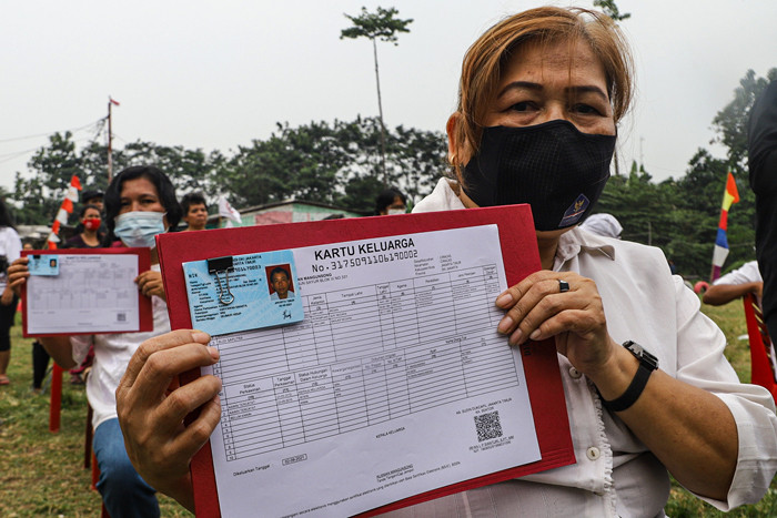 Warga Kebun Sayur menerima data kependudukan berupa Kartu Tanda Penduduk (KTP) dan Kartu Keluarga di Ciracas, Jakarta Timur, Jumat (3/9/2021).