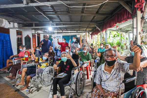 Tim MNC Peduli menyerahkan bantuan sembako untuk para lansia di Panti Jompo Kasih Sayang, Bekasi Timur, Jawa Barat, Jumat (3/9/2021).