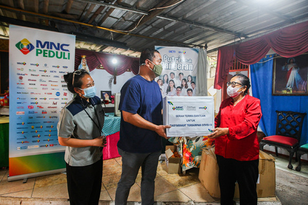 Tim MNC Peduli menyerahkan bantuan sembako untuk para lansia di Panti Jompo Kasih Sayang, Bekasi Timur, Jawa Barat, Jumat (3/9/2021).