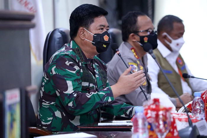 Panglima TNI Marsekal TNI Hadi Tjahjanto meninjau pelaksanaan Vaksinasi Covid-19 dan memimpin diskusi terkait penanganan Covid-19 di Sulteng, Jumat (3/9/2021).