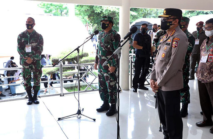 Panglima TNI Marsekal TNI Hadi Tjahjanto meninjau pelaksanaan Vaksinasi Covid-19 dan memimpin diskusi terkait penanganan Covid-19 di Sulteng, Jumat (3/9/2021).