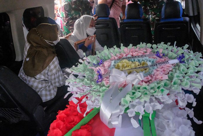 Prosesi pelepasan jenazah TNI Angkatan Darat yang gugur di Kabupaten Maybrat di Terminal Kargo, Bandara Sultan Hasanuddin, Maros, Jumat (3/9/2021).