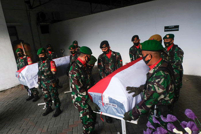 Prosesi pelepasan jenazah TNI Angkatan Darat yang gugur di Kabupaten Maybrat di Terminal Kargo, Bandara Sultan Hasanuddin, Maros, Jumat (3/9/2021).