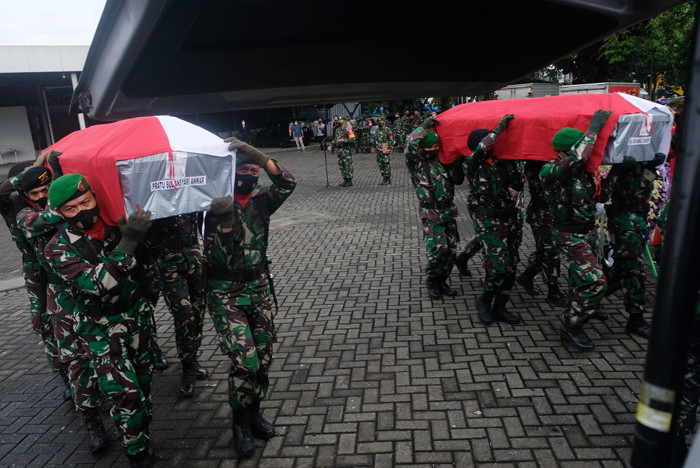 Prosesi pelepasan jenazah TNI Angkatan Darat yang gugur di Kabupaten Maybrat di Terminal Kargo, Bandara Sultan Hasanuddin, Maros, Jumat (3/9/2021).