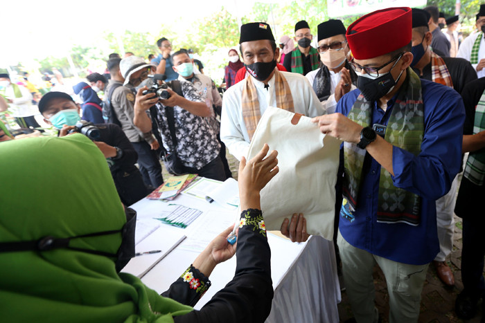 Menteri Pariwisata dan Ekonomi Kreatif Sandiaga Uno menyerahkan hasil tabungan kepada siswa yang menjadi nasabah BSPM di Jakarta, Jumat (3/9/2021).