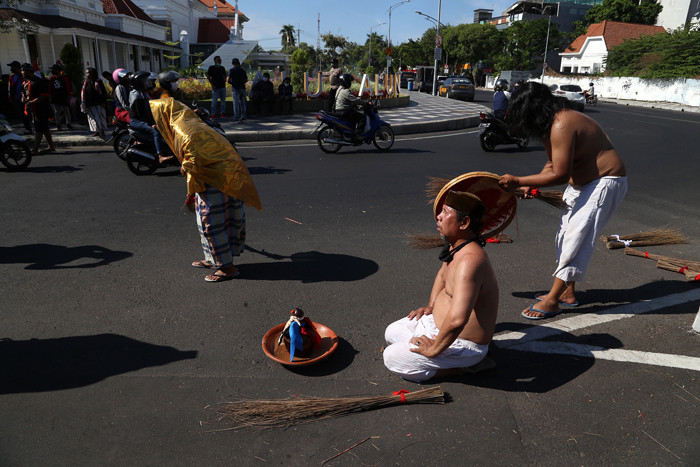 Sejumlah seniman kota Surabaya melakukan aksi permance art bertajuk Nguda Rasa di persimpangan Jl Pemuda Surabaya, Jawa Timur, Jumat (3/9/2021).