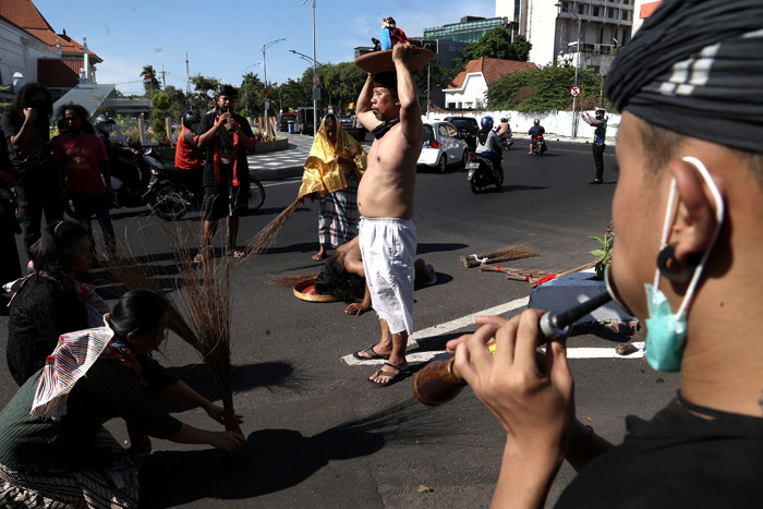 Sejumlah seniman kota Surabaya melakukan aksi permance art bertajuk Nguda Rasa di persimpangan Jl Pemuda Surabaya, Jawa Timur, Jumat (3/9/2021).