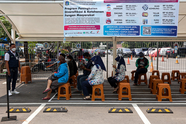 Warga berbelanja pangan nersubsidi di Food station Pasar Induk Beras Cipinang, Jakarta Timur, Sabtu (4/9/2021).
