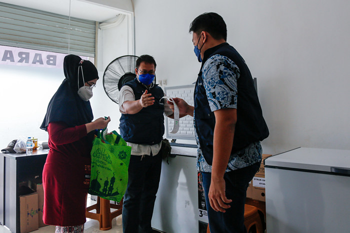 Warga berbelanja pangan nersubsidi di Food station Pasar Induk Beras Cipinang, Jakarta Timur, Sabtu (4/9/2021).