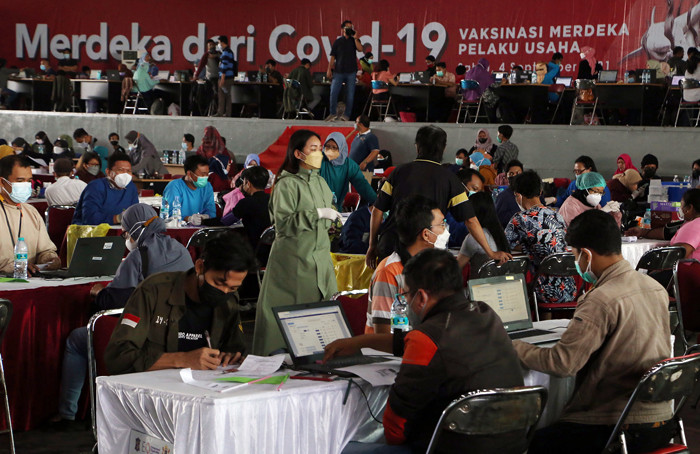 Gerebek vaksin bagi pelaku usaha bertema 