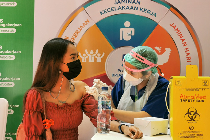 Pelaksanaan vaksin di One Bell Park Mall, Jakarta, Sabtu (4/9/2021).