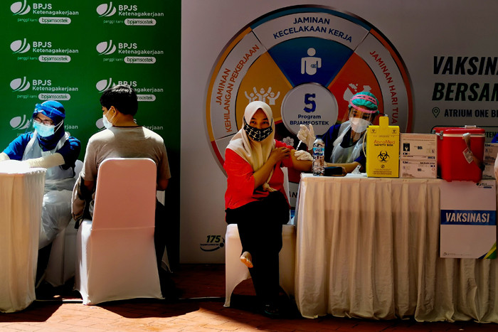 Pelaksanaan vaksin di One Bell Park Mall, Jakarta, Sabtu (4/9/2021).