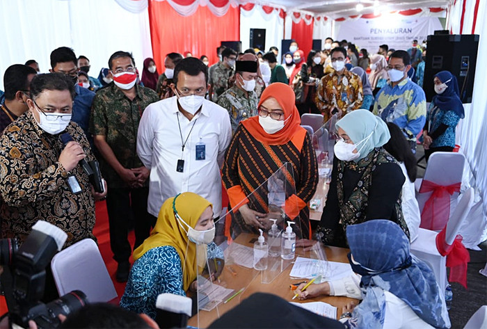 Direktur Utama Bank BTN Haru Koesmahargyo bersama Menteri Ketenagakerjaan Ida Fauziyah berbincang dengan pekerja di Semarang, Jawa Tengah, Jumat (3/9/2021).