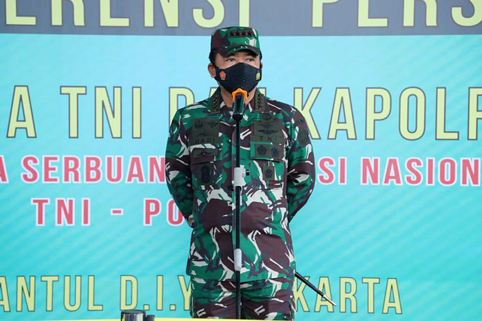 Panglima TNI Marsekal TNI Hadi Tjahjanto meninjau pelaksanaan Serbuan Vaksinasi Covid-19 di wilayah Daerah Istimewa Yogyakarta, JEC Bantul, Sabtu (4/9/2021).