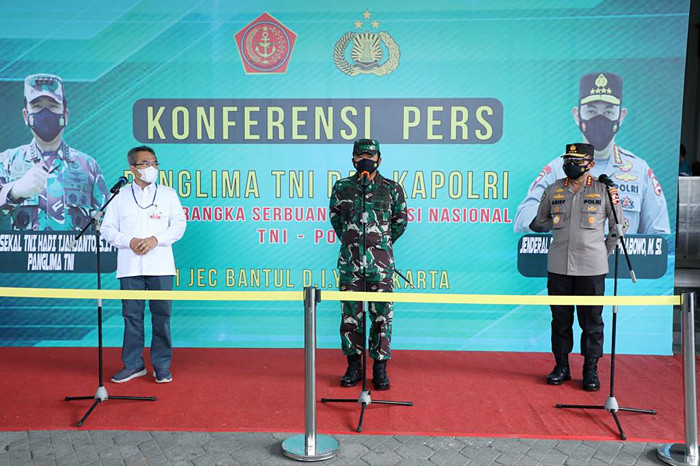 Panglima TNI Marsekal TNI Hadi Tjahjanto meninjau pelaksanaan Serbuan Vaksinasi Covid-19 di wilayah Daerah Istimewa Yogyakarta, JEC Bantul, Sabtu (4/9/2021).